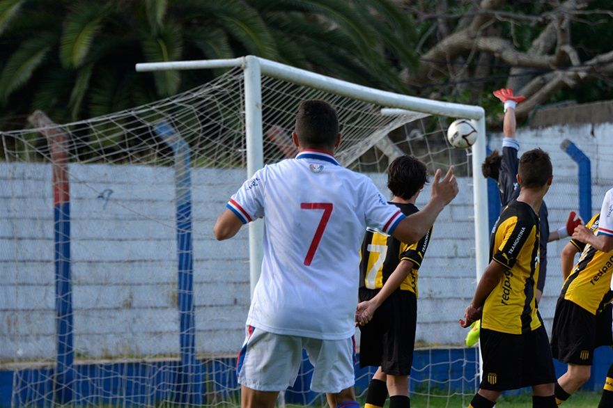 Gol de Ezequiel Medina (N°7), de tiro libre, en la final. Nacional 1 Peñarol 0