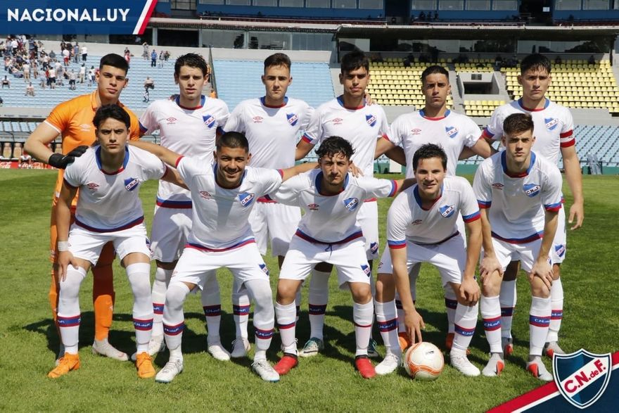 Titulares en el clásico del 22/9/2018 (2a0, goles de Martín Satriano y Emiliano Aires), de izq. a derecha: Guillermo Centurión, Renzo Orihuela, Manuel Monzeglio, Mateo Pereyra, Pablo Correa, Martín Satriano, agachados: Juan Millán, Leandro Añasco,  Gastón Alvarez, Marcelo Rodríguez y Santiago Ramírez.