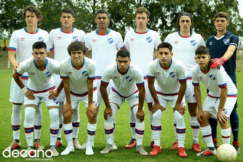 Titulares en el partido con Defensor Sp. el 3/11/2018 en Los Céspedes: 2 a 2 goles de Joaquín Sosa y Clovis Caballero. De izq.a derecha, parados: Joaquín Sosa, Adrián Vila, Clovis Caballero, Jerónimo Quincke, Enzo Facchin y Bruno Alpuin. Agachados: Axel Pérez, Agustín da Rocha, Ignacio Ve-lázquez, Emiliano Fernández y Lucas Molina.